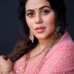 Shamna Kasim Instagram - Elegance is a discipline of life…. Outfit: @jazaashdesignstudio Jewelry: @emmadi_silver_jewellery Pics: @ravi_cross_clickx @v_capturesphotography Hairstylist: @hairartistpoojagupta Personal staff: @pranay_kohli @etvtelugu2708 #dheepremierleague #lovemyjob #lovemyself ❤️🧿
