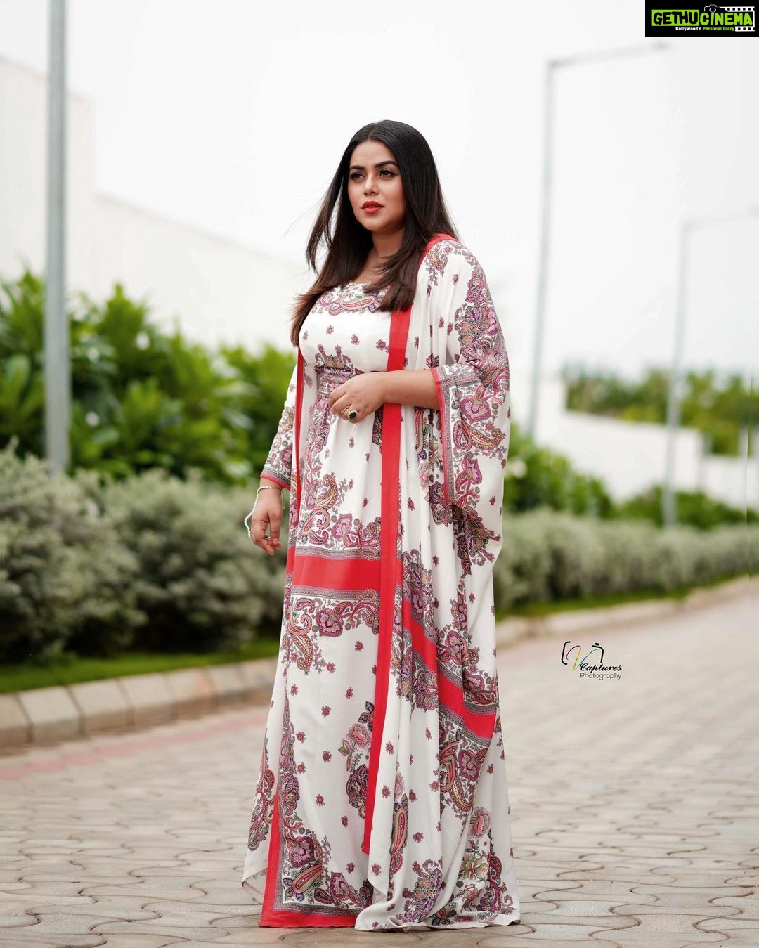 Shamna Kasim Instagram - To fall in love with yourself is the first secret to happiness ❤️ Outfit: @imraabespoke Pics: @v_capturesphotography Hairstylist: @hairartistpoojagupta Personal staff: @pranay_kohli #dheepremierleague #etvtelugu @etvtelugu2708