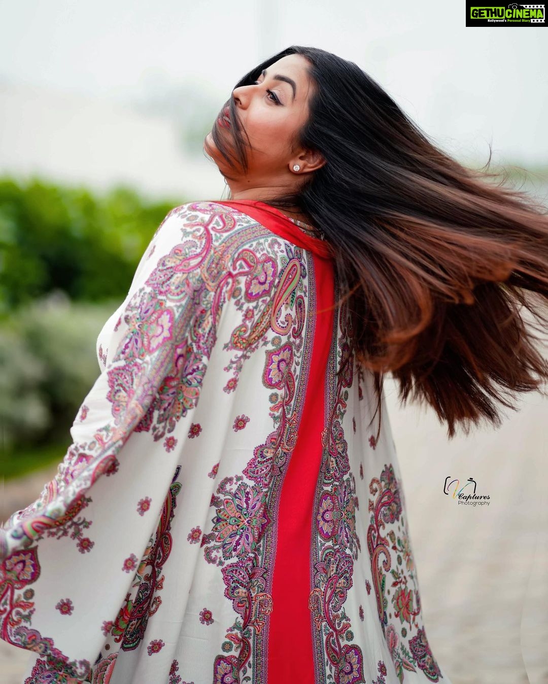 Shamna Kasim Instagram - To fall in love with yourself is the first secret to happiness ❤️ Outfit: @imraabespoke Pics: @v_capturesphotography Hairstylist: @hairartistpoojagupta Personal staff: @pranay_kohli #dheepremierleague #etvtelugu @etvtelugu2708