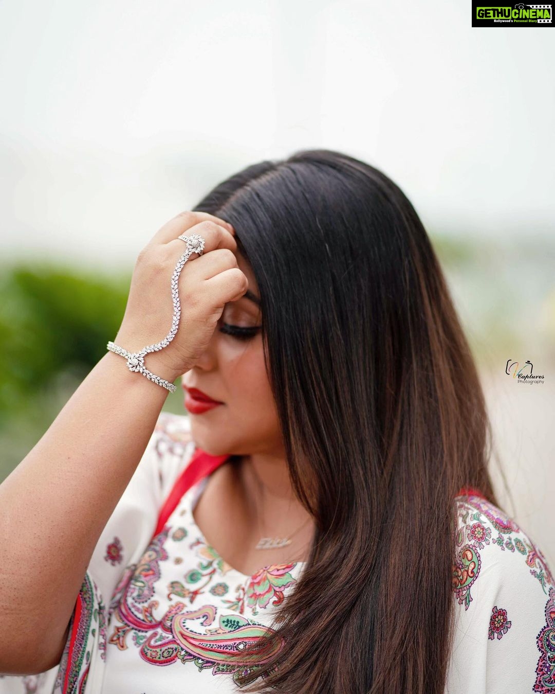 Shamna Kasim Instagram - To fall in love with yourself is the first secret to happiness ❤️ Outfit: @imraabespoke Pics: @v_capturesphotography Hairstylist: @hairartistpoojagupta Personal staff: @pranay_kohli #dheepremierleague #etvtelugu @etvtelugu2708