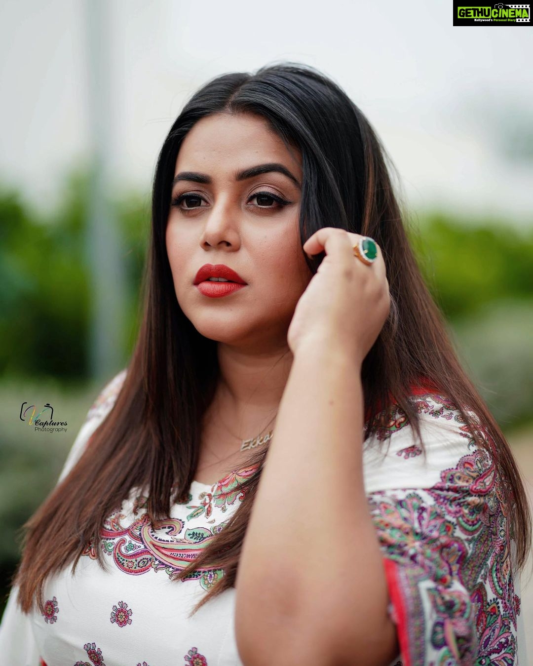 Shamna Kasim Instagram - To fall in love with yourself is the first secret to happiness ❤️ Outfit: @imraabespoke Pics: @v_capturesphotography Hairstylist: @hairartistpoojagupta Personal staff: @pranay_kohli #dheepremierleague #etvtelugu @etvtelugu2708