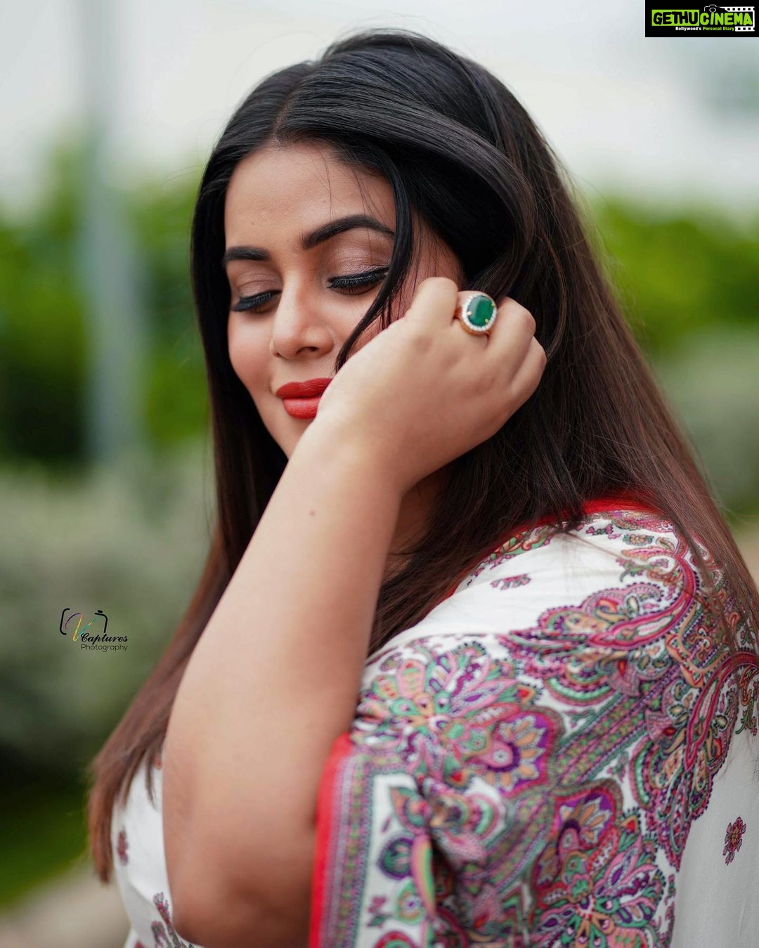 Shamna Kasim Instagram - To fall in love with yourself is the first secret to happiness ❤️ Outfit: @imraabespoke Pics: @v_capturesphotography Hairstylist: @hairartistpoojagupta Personal staff: @pranay_kohli #dheepremierleague #etvtelugu @etvtelugu2708