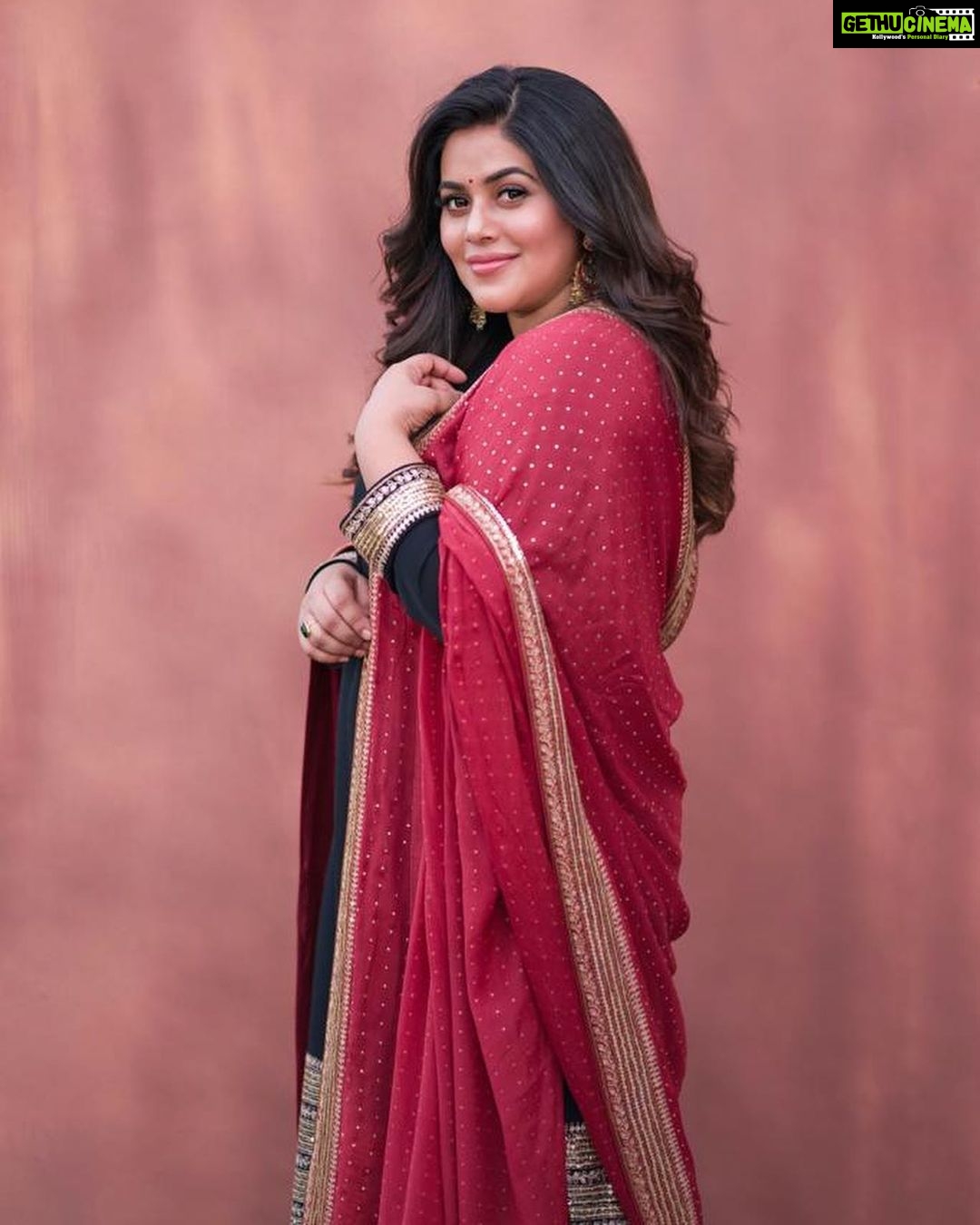 Shamna Kasim Instagram - Confidence has no competition…. Outfit: @shemyofficial Pics: @ravi_cross_clickx Hairstylist: @hairartistpoojagupta Personal staff: @pranay_kohli #dheepremierleague #etvtelugu #lovemyjob ❤️