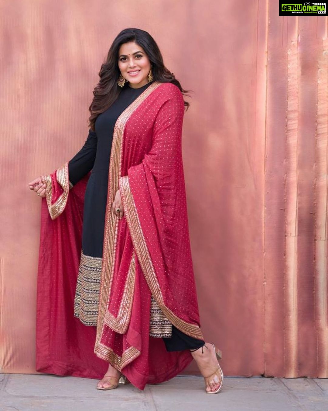 Shamna Kasim Instagram - Confidence has no competition…. Outfit: @shemyofficial Pics: @ravi_cross_clickx Hairstylist: @hairartistpoojagupta Personal staff: @pranay_kohli #dheepremierleague #etvtelugu #lovemyjob ❤️