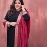 Shamna Kasim Instagram - Confidence has no competition…. Outfit: @shemyofficial Pics: @ravi_cross_clickx Hairstylist: @hairartistpoojagupta Personal staff: @pranay_kohli #dheepremierleague #etvtelugu #lovemyjob ❤️