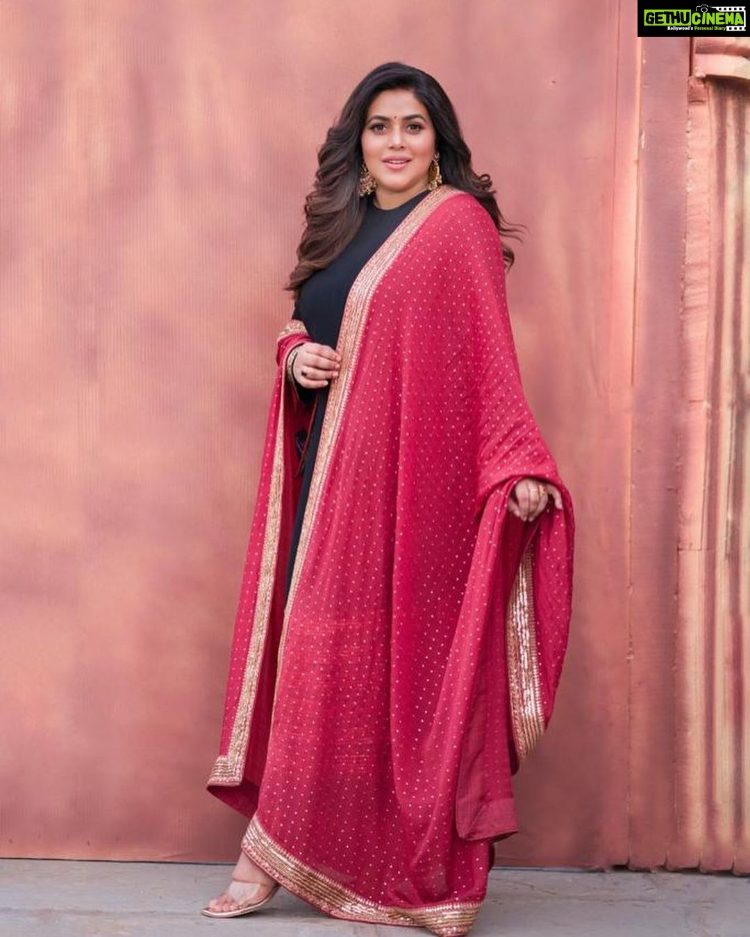 Shamna Kasim Instagram - Confidence has no competition…. Outfit: @shemyofficial Pics: @ravi_cross_clickx Hairstylist: @hairartistpoojagupta Personal staff: @pranay_kohli #dheepremierleague #etvtelugu #lovemyjob ❤️
