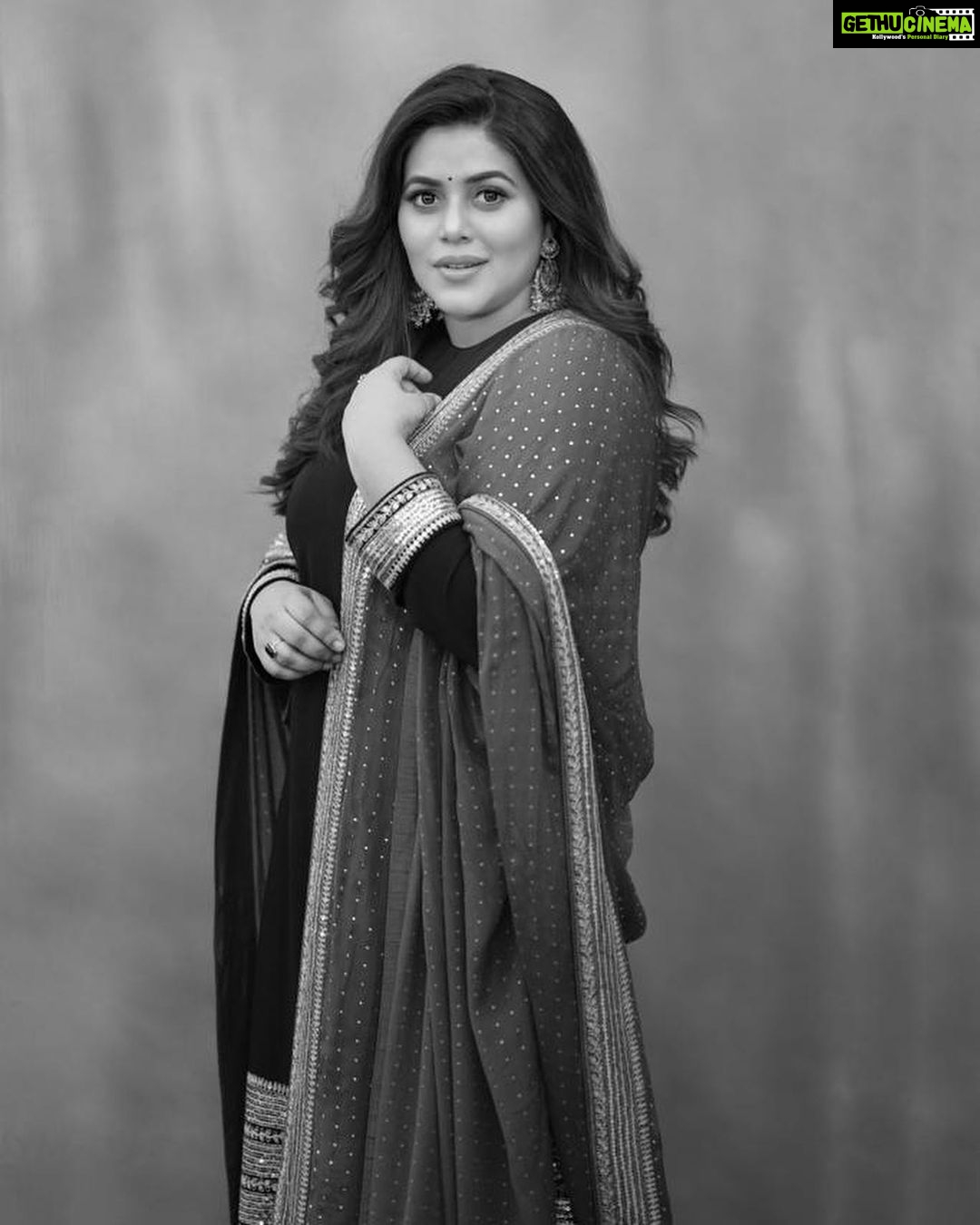 Shamna Kasim Instagram - Confidence has no competition…. Outfit: @shemyofficial Pics: @ravi_cross_clickx Hairstylist: @hairartistpoojagupta Personal staff: @pranay_kohli #dheepremierleague #etvtelugu #lovemyjob ❤️