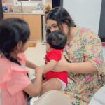 Shamna Kasim Instagram – #nilavenilave #chattakari #beautifulmelody #playingwithkkids #lullaby #malayalammelodies Dubai, United Arab Emirates