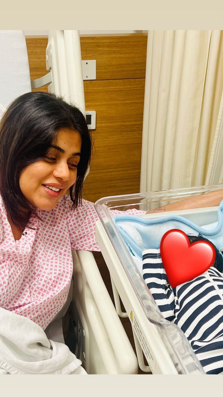 Shamna Kasim Instagram - This feeling of my life is just unimaginable… I am very very close to my mother she is my world now I have become a mother 🤲 now only I feel I have become a complete woman ❤️🧿