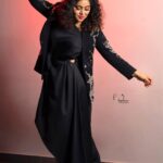 Shamna Kasim Instagram - The most alluring thing a woman can have is CONFIDENCE…. Styling: @impriyankasahajananda Costume: @ewoke.studio Pics: @v_capturesphotography Hairstylist: @hairartistpoojagupta Personal staff: @pranay_kohli #lovemyjob #lovemylife ❤️🧿