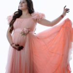 Shamna Kasim Instagram - Life’s biggest miracle is the gift of having life growing inside of u ❤️🧿 Costume: @riti_boutique Pics: @studio360byplanj Makeup&hair: @sijanmakeupartist Henna: @shabnam_mehendi_kochi