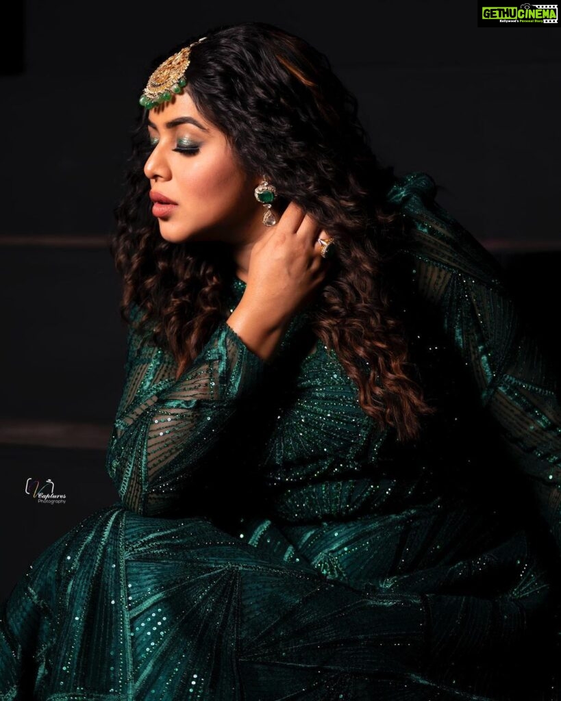 Shamna Kasim Instagram - Thank u so much ekka for the lovely gift 😘 Dhee14 finale outfit gifted by my Ekka😘 Pics: @v_capturesphotography Hairstylist: @hairartistpoojagupta Personal staff: @pranay_kohli