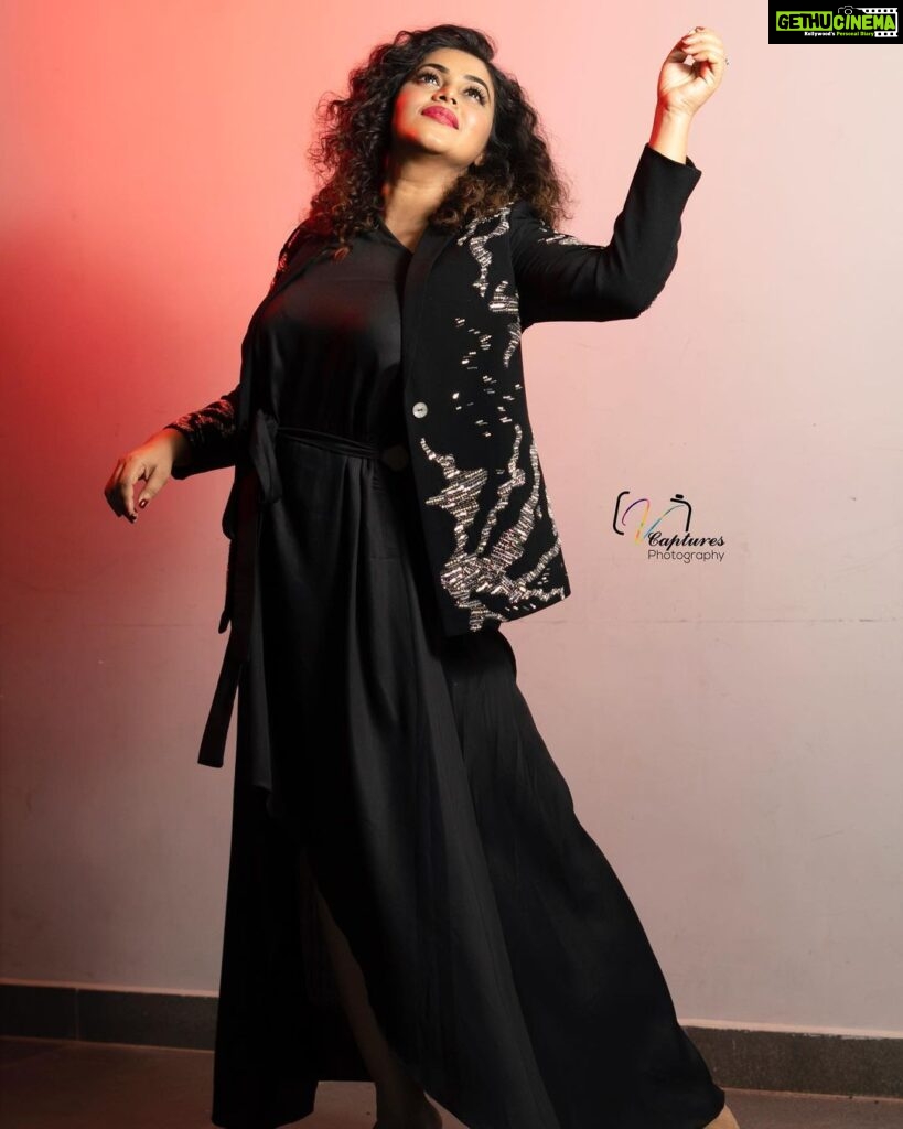 Shamna Kasim Instagram - The most alluring thing a woman can have is CONFIDENCE…. Styling: @impriyankasahajananda Costume: @ewoke.studio Pics: @v_capturesphotography Hairstylist: @hairartistpoojagupta Personal staff: @pranay_kohli #lovemyjob #lovemylife ❤️🧿