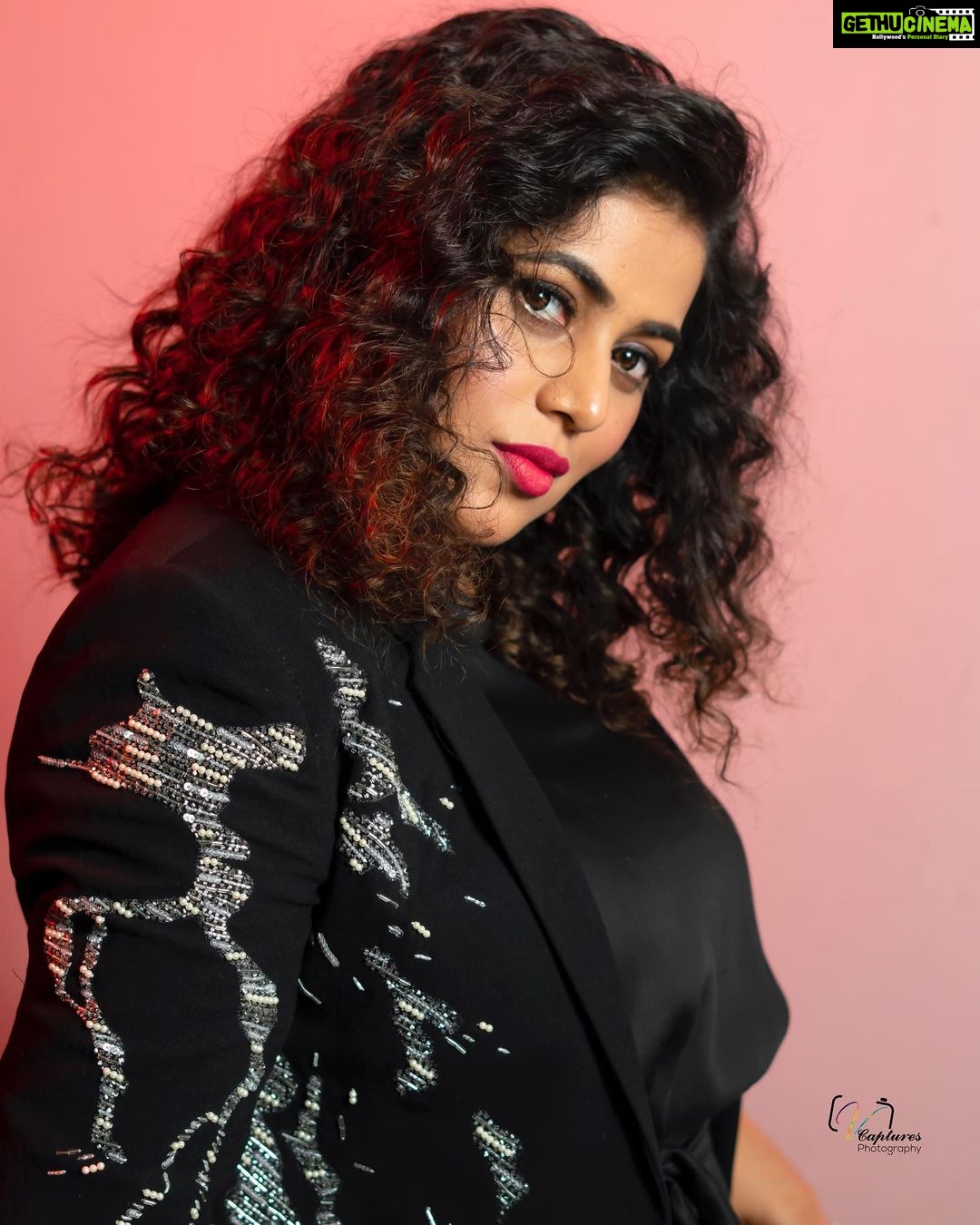 Shamna Kasim Instagram - The most alluring thing a woman can have is CONFIDENCE…. Styling: @impriyankasahajananda Costume: @ewoke.studio Pics: @v_capturesphotography Hairstylist: @hairartistpoojagupta Personal staff: @pranay_kohli #lovemyjob #lovemylife ❤️🧿