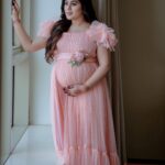 Shamna Kasim Instagram - Life’s biggest miracle is the gift of having life growing inside of u ❤️🧿 Costume: @riti_boutique Pics: @studio360byplanj Makeup&hair: @sijanmakeupartist Henna: @shabnam_mehendi_kochi