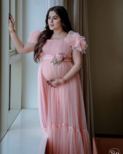 Shamna Kasim Instagram - Life’s biggest miracle is the gift of having life growing inside of u ❤️🧿

Costume: @riti_boutique 
Pics: @studio360byplanj 
Makeup&hair: @sijanmakeupartist 
Henna: @shabnam_mehendi_kochi