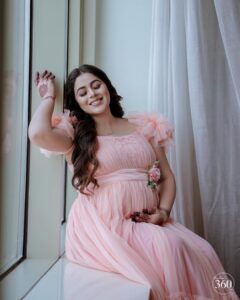 Shamna Kasim Instagram - Life’s biggest miracle is the gift of having life growing inside of u ❤️🧿

Costume: @riti_boutique 
Pics: @studio360byplanj 
Makeup&hair: @sijanmakeupartist 
Henna: @shabnam_mehendi_kochi