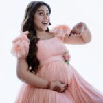 Shamna Kasim Instagram - Life’s biggest miracle is the gift of having life growing inside of u ❤️🧿 Costume: @riti_boutique Pics: @studio360byplanj Makeup&hair: @sijanmakeupartist Henna: @shabnam_mehendi_kochi