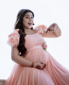 Shamna Kasim Instagram - Life’s biggest miracle is the gift of having life growing inside of u ❤️🧿

Costume: @riti_boutique 
Pics: @studio360byplanj 
Makeup&hair: @sijanmakeupartist 
Henna: @shabnam_mehendi_kochi