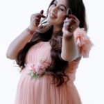 Shamna Kasim Instagram - Life’s biggest miracle is the gift of having life growing inside of u ❤️🧿 Costume: @riti_boutique Pics: @studio360byplanj Makeup&hair: @sijanmakeupartist Henna: @shabnam_mehendi_kochi