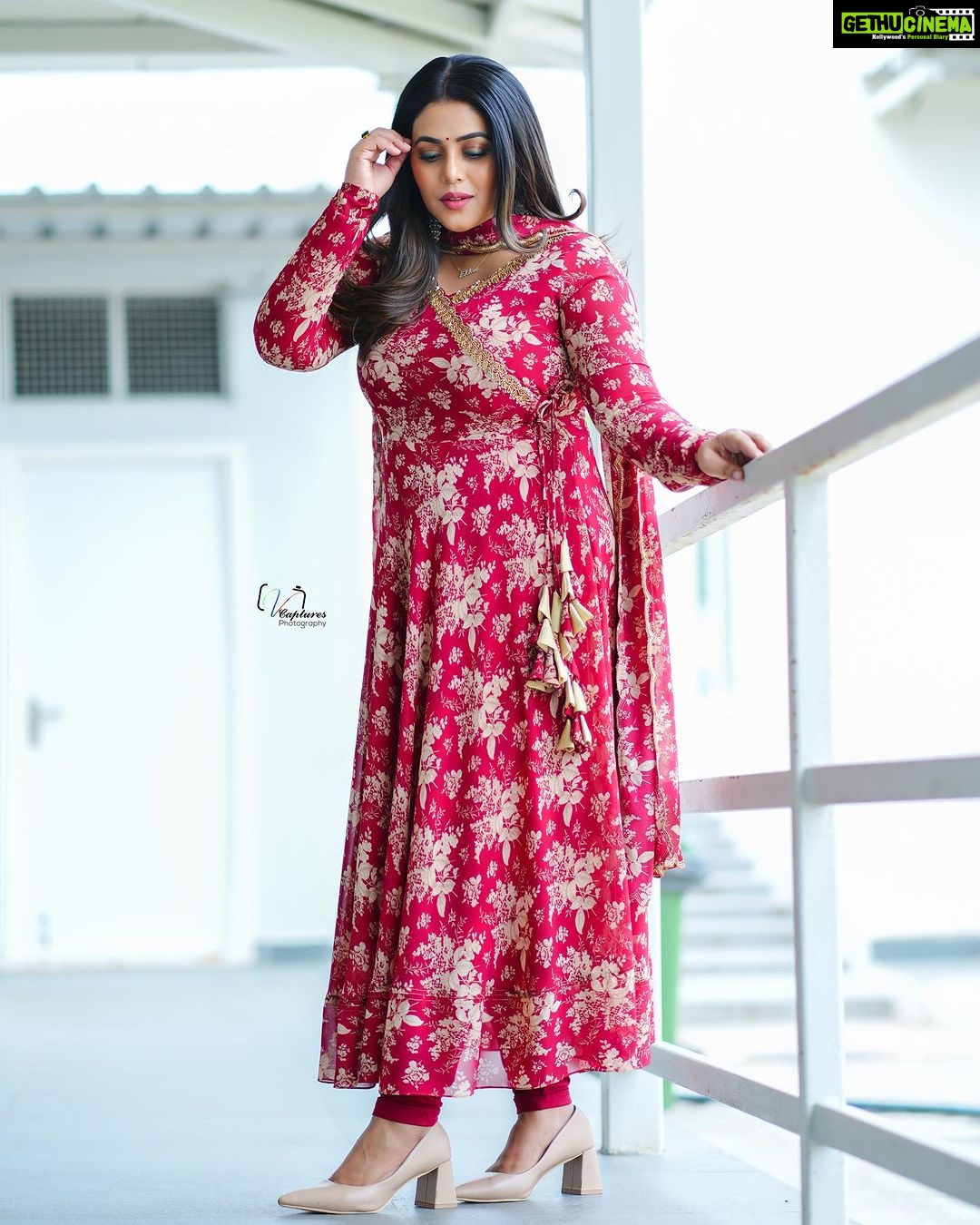 Shamna Kasim Instagram - The most beautiful thing that u can wear is confidence…. Costume: @riti_boutique Pics: @v_capturesphotography Hairstylist: @hairartistpoojagupta Personal staff: @pranay_kohli @etvtelugu2708 @etvwin #dheepremierleague #lovemyjob 🧿