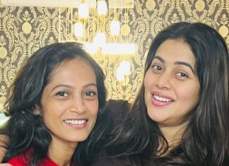 Shamna Kasim Instagram - Oh My God it's been so long we are dancing together..As a choreographer i would love to say that am always happy and ready to choreo for u darling bcz u r the person who makes my choreo beautiful and perfect 🤗🤗...No one is there to match with your expressions...my expression queen , my bestie happy to see you after a long time that too as mommy😍🤗🤗🤗 stay blessed dii.......loads of love hugs and kisses to you and your junior 😘😘😘😘😘😘🤗🤗🤗🤗🤗🤗🤗❤️❤️❤️❤️❤️❤️ . . . #tamtam #duet #friendshipbonding #friendforlife #bestie #artist #instatrending #foryou #instagram #dancereels #trendingreels #shamnakasim #sunitharao_vr #viral #mommy