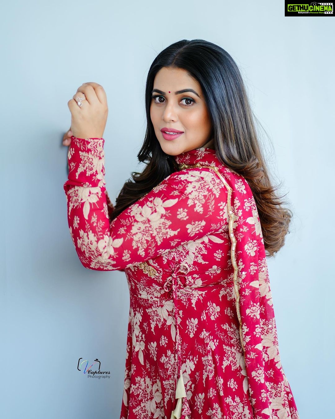Shamna Kasim Instagram - The most beautiful thing that u can wear is confidence…. Costume: @riti_boutique Pics: @v_capturesphotography Hairstylist: @hairartistpoojagupta Personal staff: @pranay_kohli @etvtelugu2708 @etvwin #dheepremierleague #lovemyjob 🧿