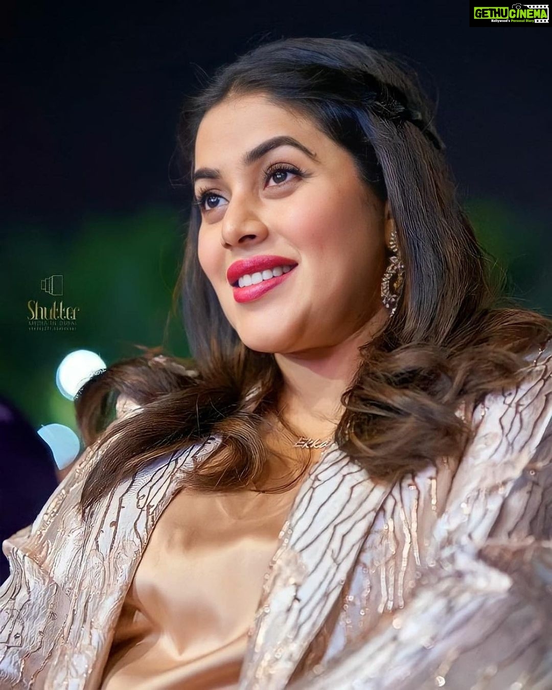 Shamna Kasim Instagram - Thank u so much @resha_by_rehana_shana for this beautiful outfit in a very short time ππ and thank u @arabianvoice.ae for inviting for this wonderful start π Costume : @resha_by_rehana_shana Hairstylist : @alsadiqbeautysaloon