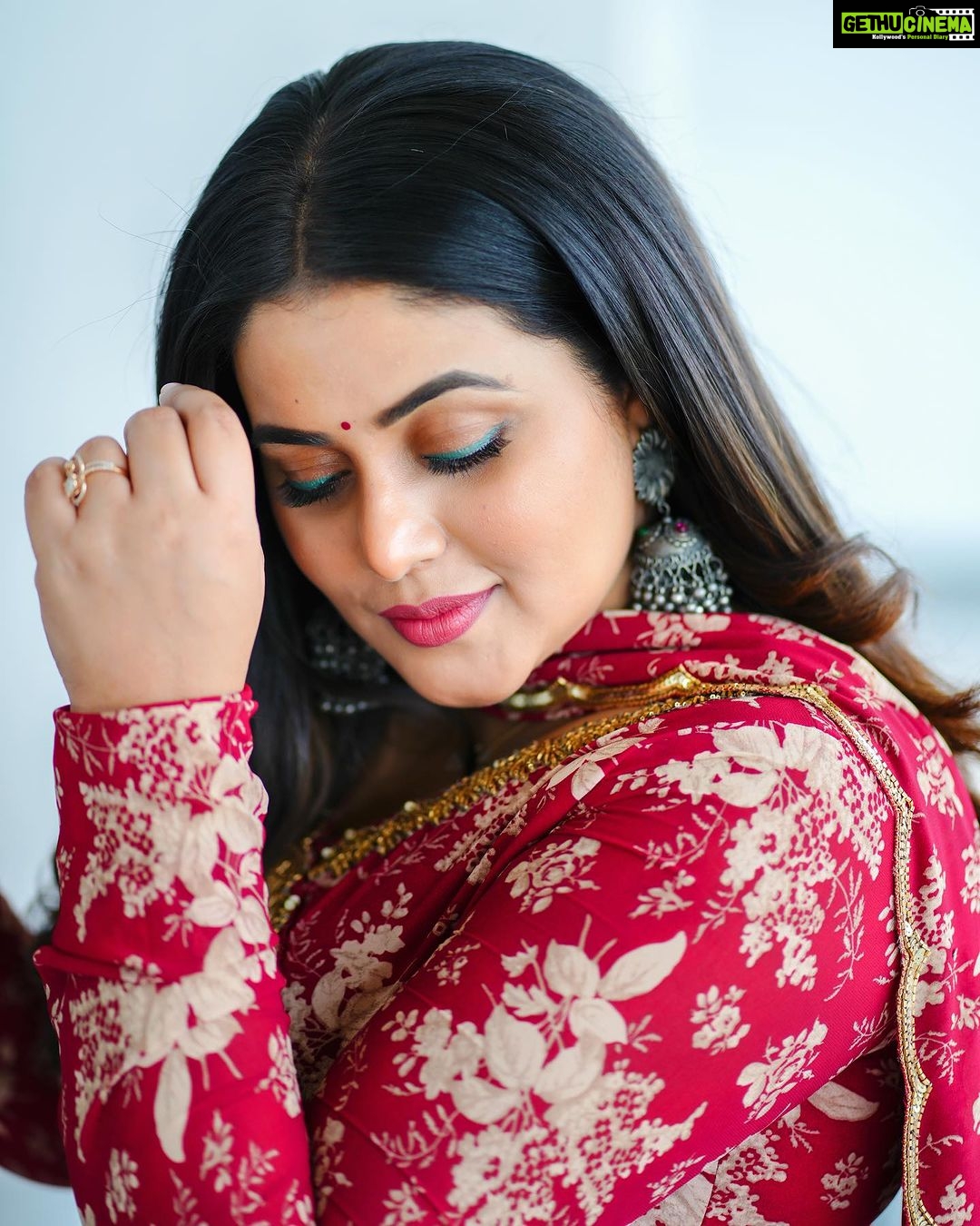 Shamna Kasim Instagram - The most beautiful thing that u can wear is confidence…. Costume: @riti_boutique Pics: @v_capturesphotography Hairstylist: @hairartistpoojagupta Personal staff: @pranay_kohli @etvtelugu2708 @etvwin #dheepremierleague #lovemyjob 🧿