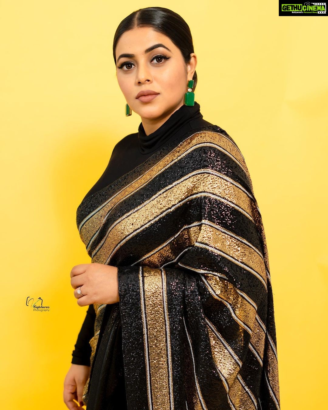 Shamna Kasim Instagram - Dream big, stay positive, work hard and let’s start the journey of 2023…. Costume: @brandmandir Jwellery: @kushalsfashionjewellery Pics: @v_capturesphotography Hairstylist: @hairartistpoojagupta Personal staff: @pranay_kohli