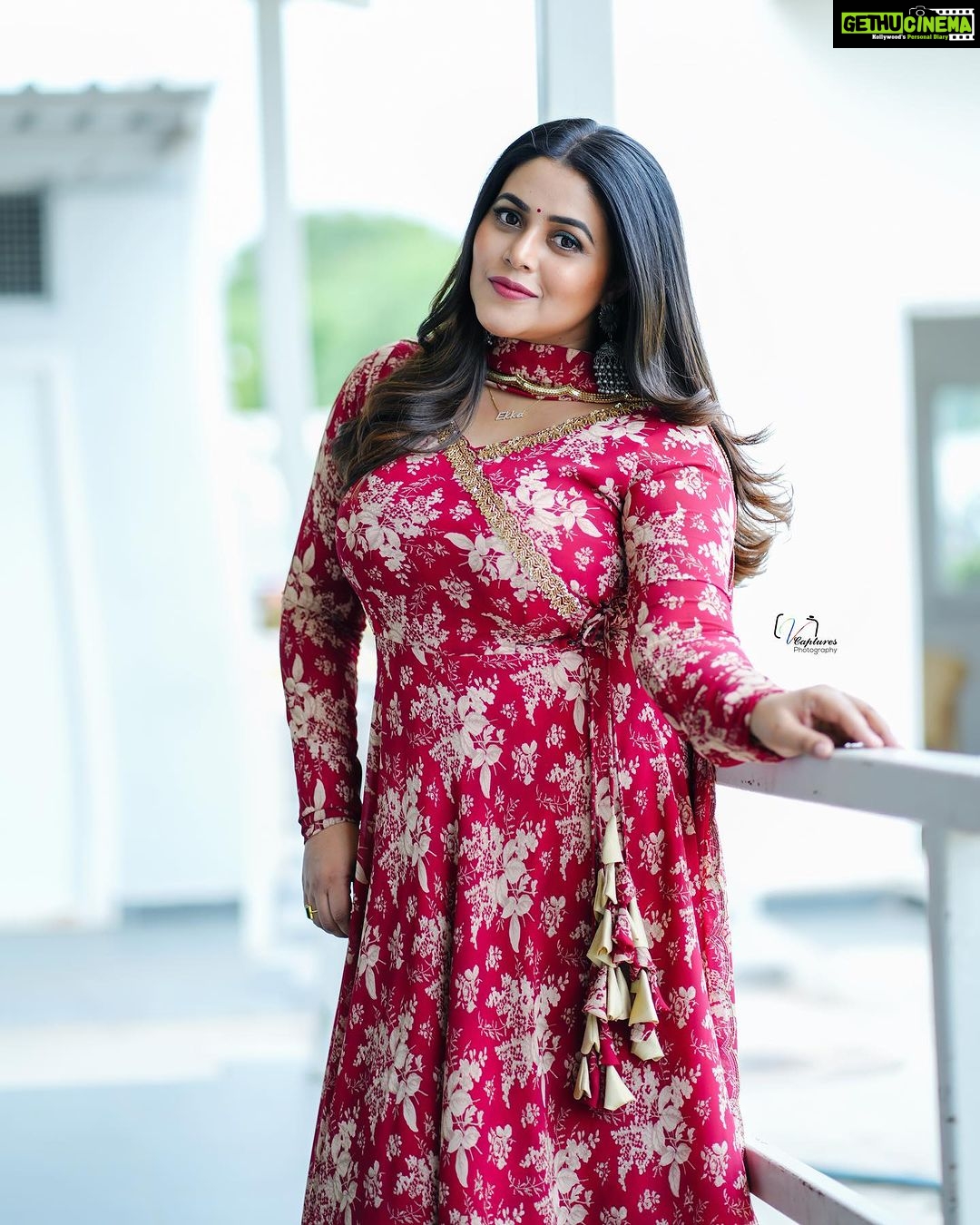 Shamna Kasim Instagram - The most beautiful thing that u can wear is confidence…. Costume: @riti_boutique Pics: @v_capturesphotography Hairstylist: @hairartistpoojagupta Personal staff: @pranay_kohli @etvtelugu2708 @etvwin #dheepremierleague #lovemyjob 🧿