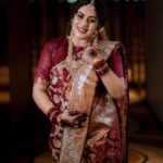 Shamna Kasim Instagram - Best moments of my life ❤️🙏🧿 Thank u all for all the blessings u showered on me and my baby❤️😍 Pics: @studio360byplanj Events: @abm__events Saree: nandini_by_nitijkundu Makeup&hair: @sijanmakeupartist Styling & blouse: @vasudevan.arun Dupatta: @jazaashdesignstudio Mehindi: @shabnam_mehendi_kochi Maangtikka: @themakeupboxx_