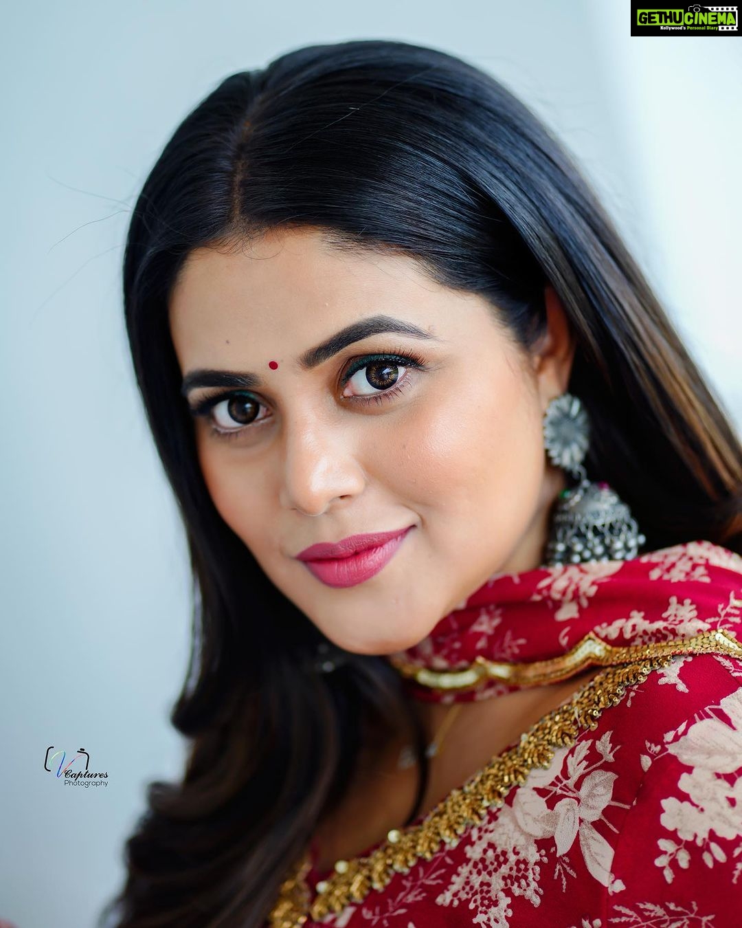Shamna Kasim Instagram - The most beautiful thing that u can wear is confidence…. Costume: @riti_boutique Pics: @v_capturesphotography Hairstylist: @hairartistpoojagupta Personal staff: @pranay_kohli @etvtelugu2708 @etvwin #dheepremierleague #lovemyjob 🧿