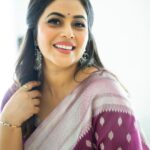 Shamna Kasim Instagram - My most favorite look is always SAREE ❤️🧿 Costume: @rithu_fashion_hub Jwellery: @kushalsfashionjewellery Pics: @ravi_cross_clickx @v_capturesphotography Hairstylist: @hairstylist_srinivas Personal staff: @pranay_kohli