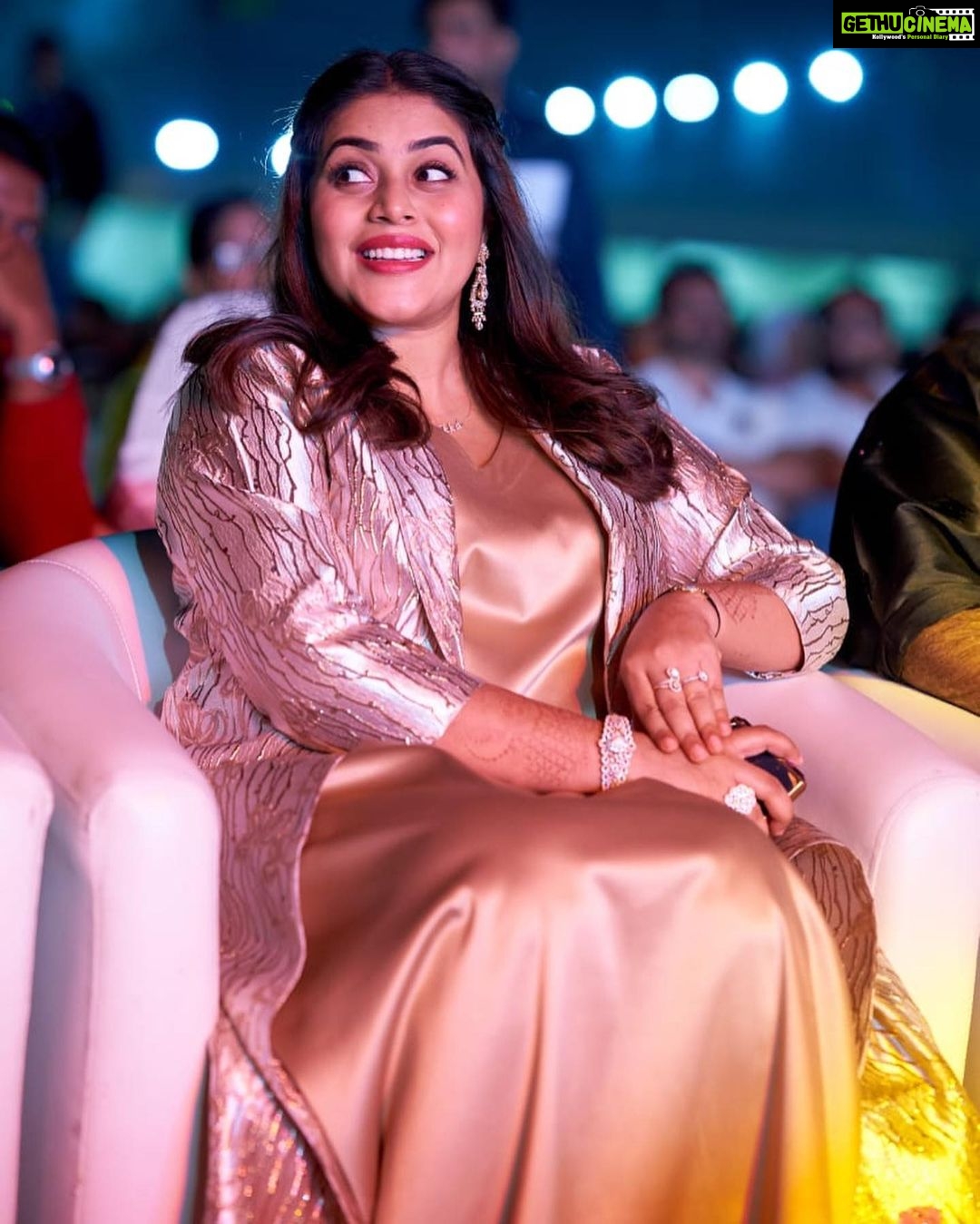 Shamna Kasim Instagram - Thank u so much @resha_by_rehana_shana for this beautiful outfit in a very short time ππ and thank u @arabianvoice.ae for inviting for this wonderful start π Costume : @resha_by_rehana_shana Hairstylist : @alsadiqbeautysaloon