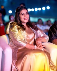 Shamna Kasim Instagram - Thank u so much @resha_by_rehana_shana for this beautiful outfit in a very short time 😍😘 and thank u @arabianvoice.ae for inviting for this wonderful start 😍 Costume : @resha_by_rehana_shana Hairstylist : @alsadiqbeautysaloon