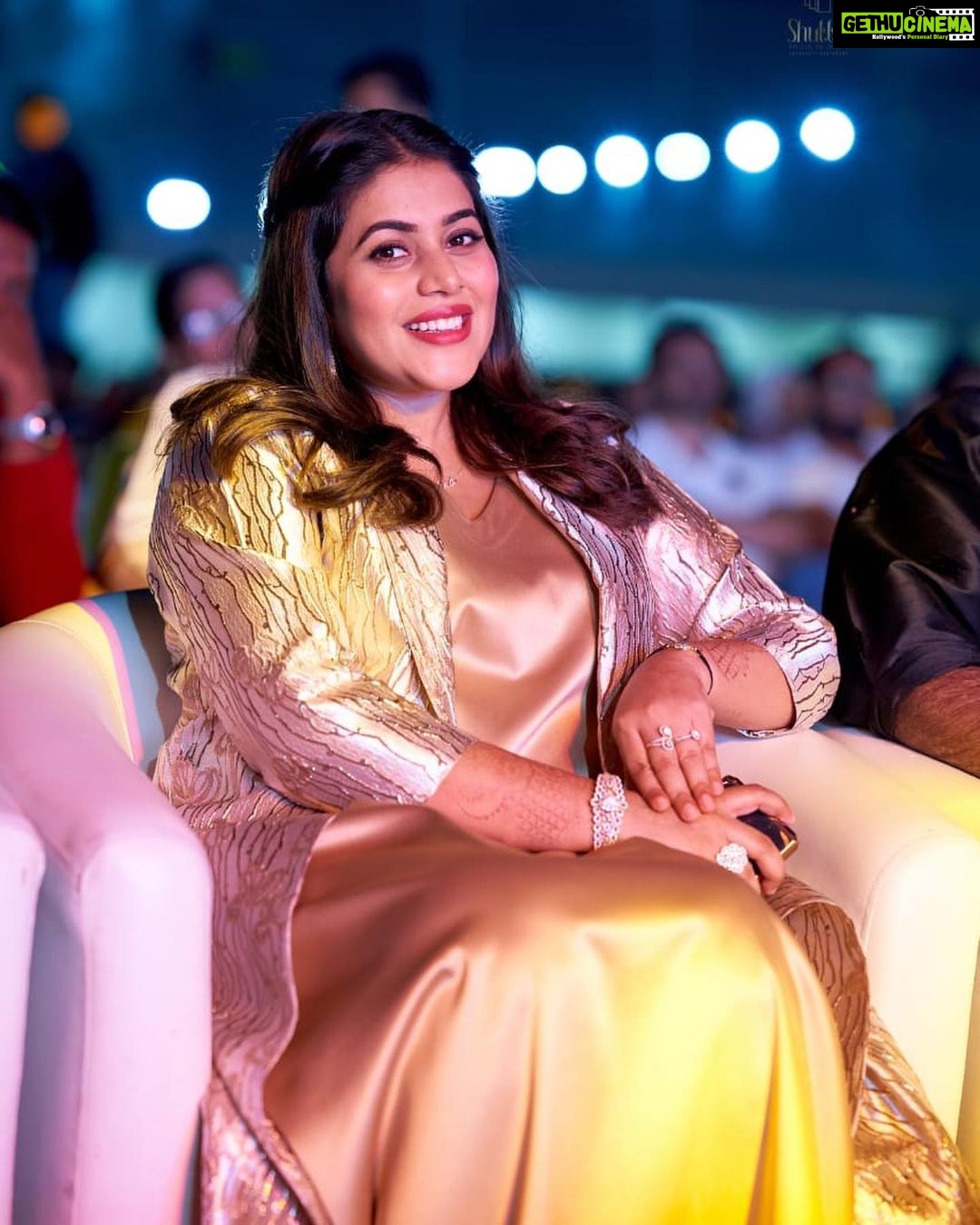 Shamna Kasim Instagram - Thank u so much @resha_by_rehana_shana for this beautiful outfit in a very short time ππ and thank u @arabianvoice.ae for inviting for this wonderful start π Costume : @resha_by_rehana_shana Hairstylist : @alsadiqbeautysaloon