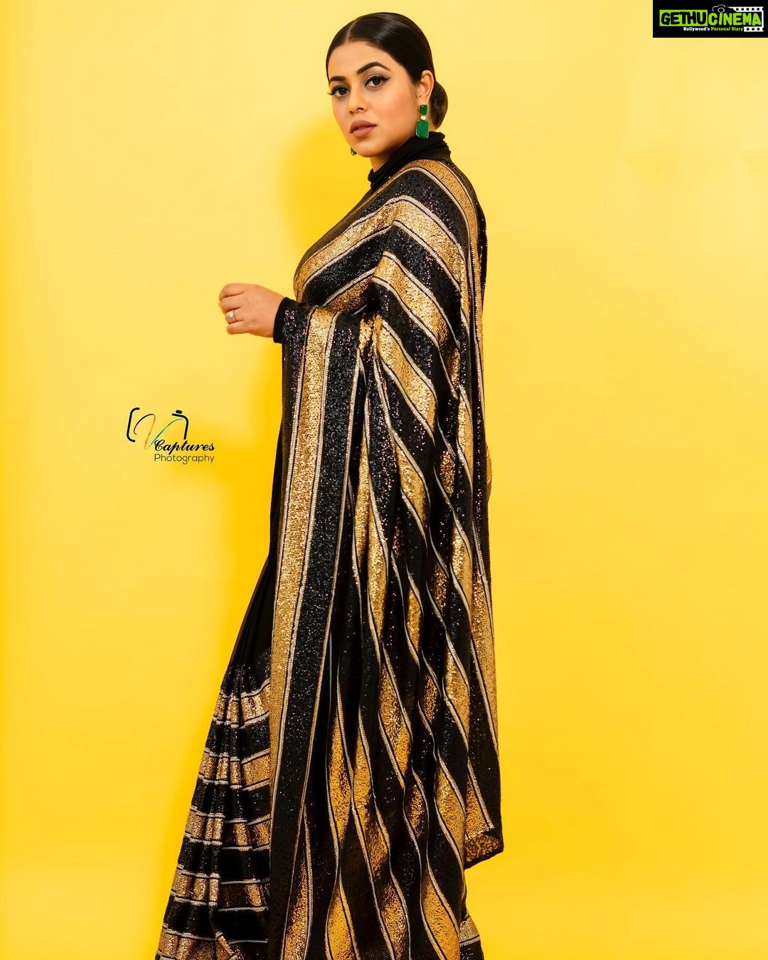 Shamna Kasim Instagram - Dream big, stay positive, work hard and let’s start the journey of 2023…. Costume: @brandmandir Jwellery: @kushalsfashionjewellery Pics: @v_capturesphotography Hairstylist: @hairartistpoojagupta Personal staff: @pranay_kohli