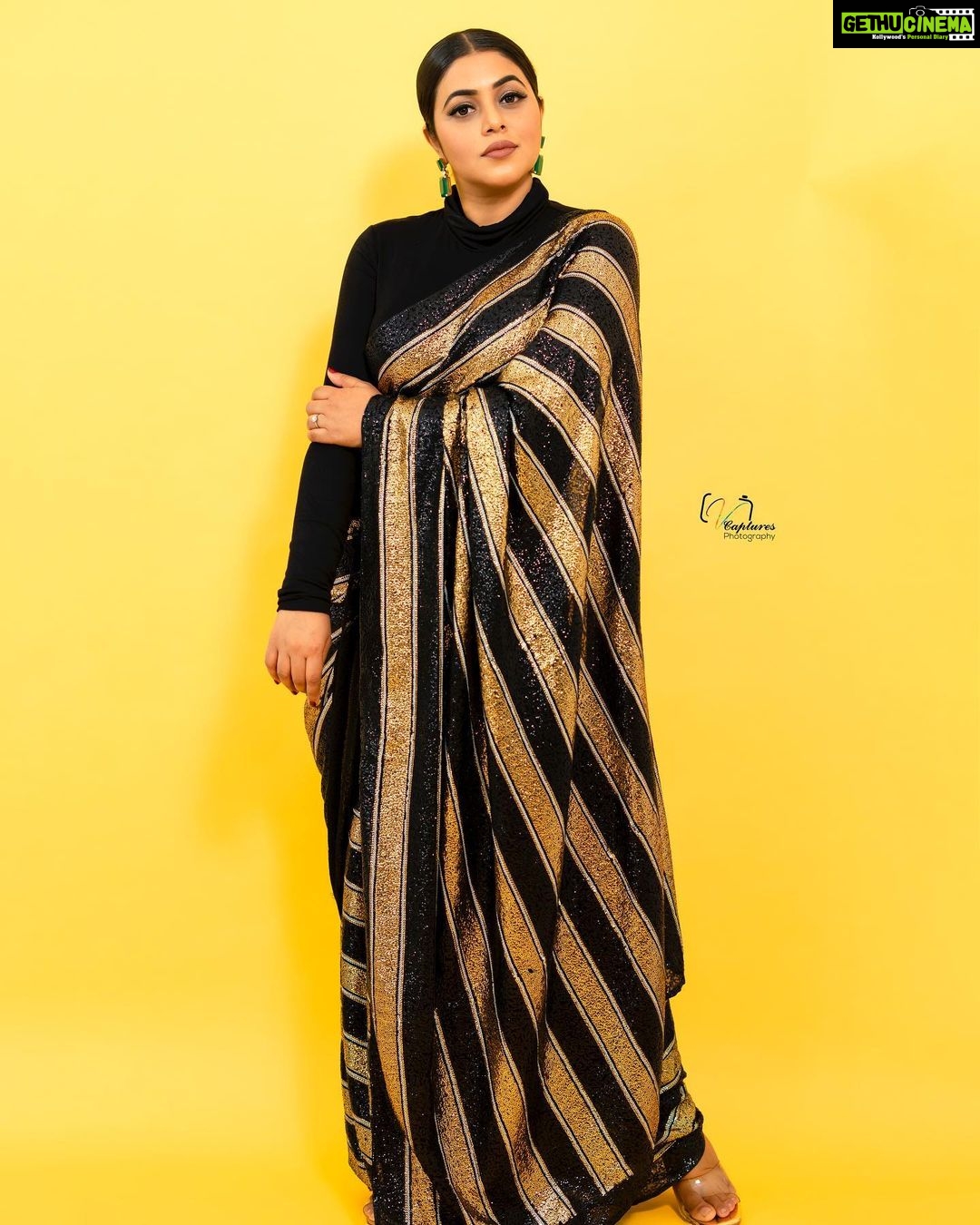 Shamna Kasim Instagram - Dream big, stay positive, work hard and let’s start the journey of 2023…. Costume: @brandmandir Jwellery: @kushalsfashionjewellery Pics: @v_capturesphotography Hairstylist: @hairartistpoojagupta Personal staff: @pranay_kohli