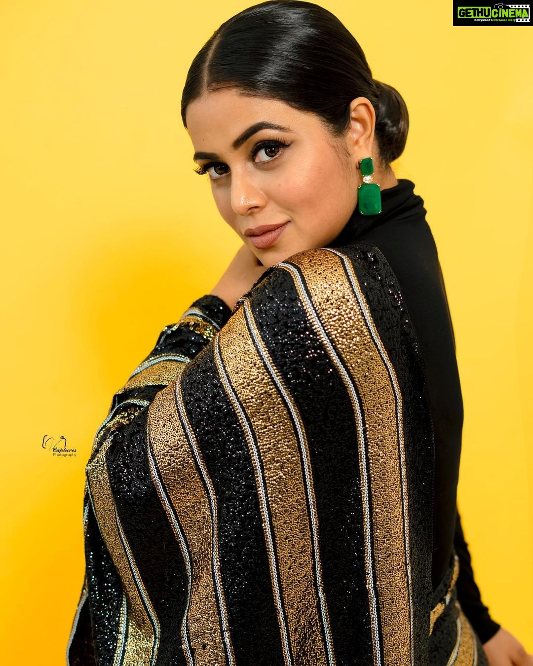 Shamna Kasim Instagram - Dream big, stay positive, work hard and let’s start the journey of 2023…. Costume: @brandmandir Jwellery: @kushalsfashionjewellery Pics: @v_capturesphotography Hairstylist: @hairartistpoojagupta Personal staff: @pranay_kohli