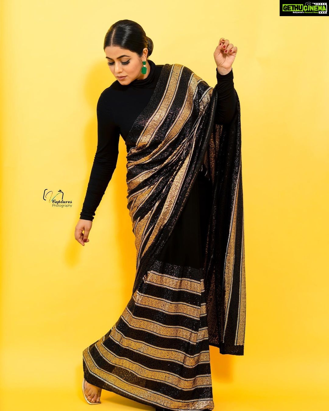 Shamna Kasim Instagram - Dream big, stay positive, work hard and let’s start the journey of 2023…. Costume: @brandmandir Jwellery: @kushalsfashionjewellery Pics: @v_capturesphotography Hairstylist: @hairartistpoojagupta Personal staff: @pranay_kohli