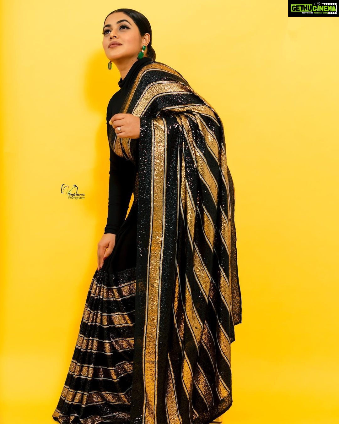 Shamna Kasim Instagram - Dream big, stay positive, work hard and let’s start the journey of 2023…. Costume: @brandmandir Jwellery: @kushalsfashionjewellery Pics: @v_capturesphotography Hairstylist: @hairartistpoojagupta Personal staff: @pranay_kohli