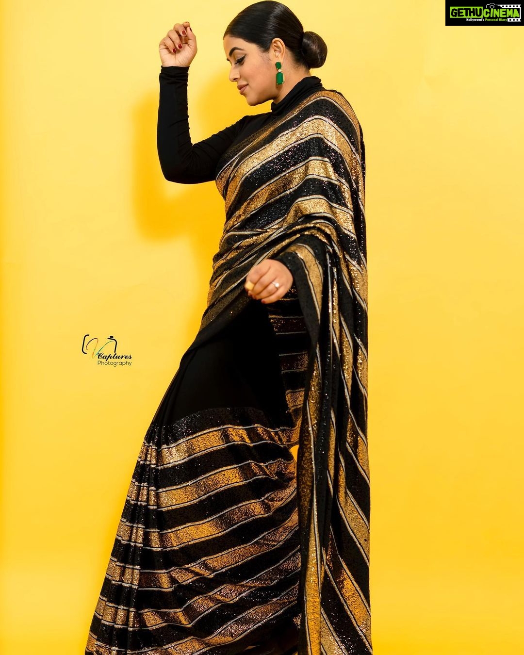 Shamna Kasim Instagram - Dream big, stay positive, work hard and let’s start the journey of 2023…. Costume: @brandmandir Jwellery: @kushalsfashionjewellery Pics: @v_capturesphotography Hairstylist: @hairartistpoojagupta Personal staff: @pranay_kohli