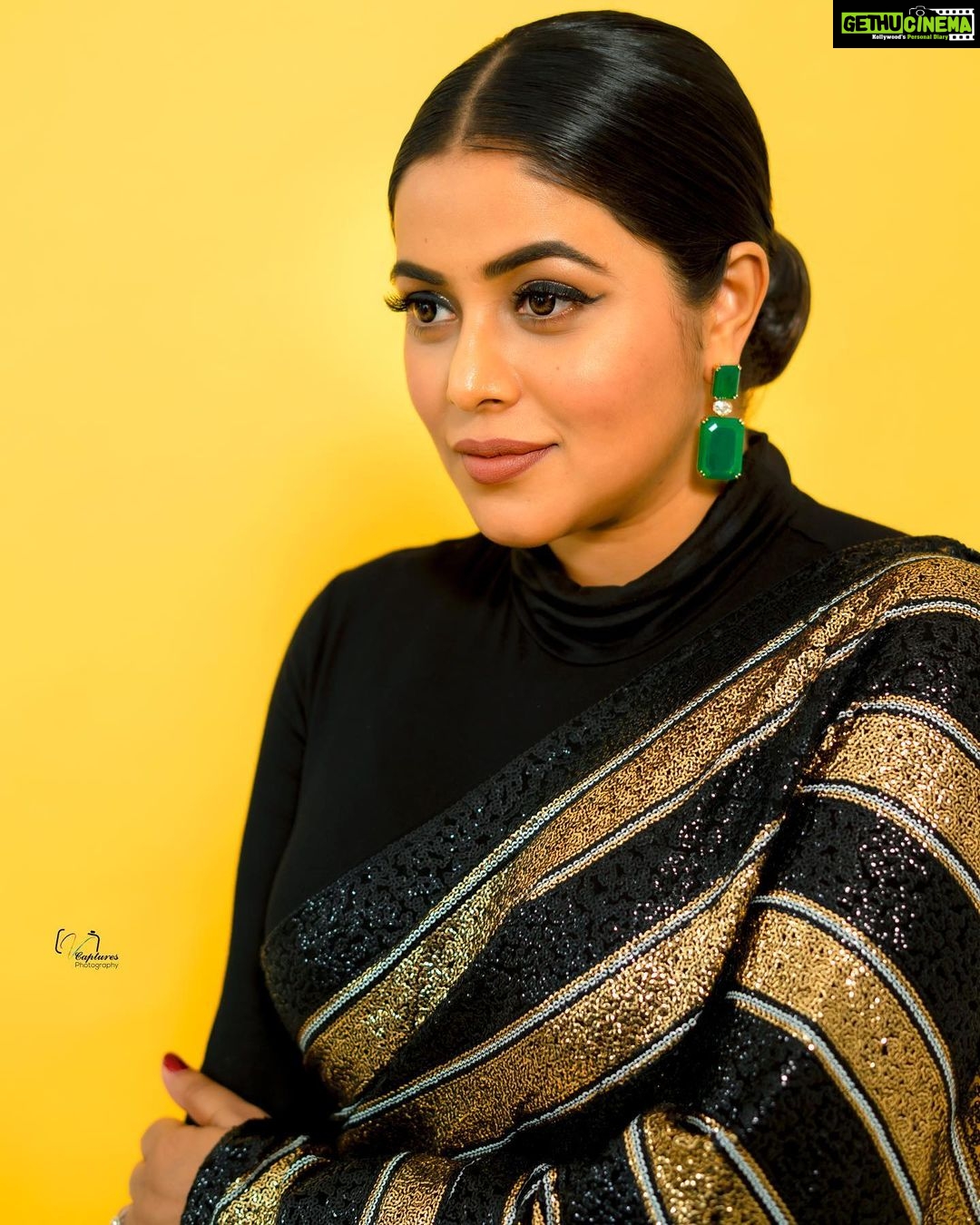 Shamna Kasim Instagram - Dream big, stay positive, work hard and let’s start the journey of 2023…. Costume: @brandmandir Jwellery: @kushalsfashionjewellery Pics: @v_capturesphotography Hairstylist: @hairartistpoojagupta Personal staff: @pranay_kohli