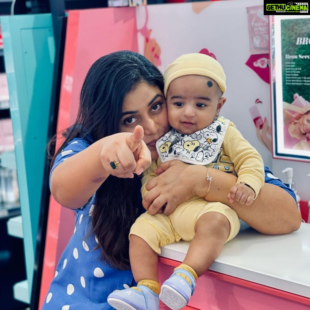 Shamna Kasim Instagram - The happiness you get being a mother u will not get that in anything…. Having the best and the best time of my life 🤲