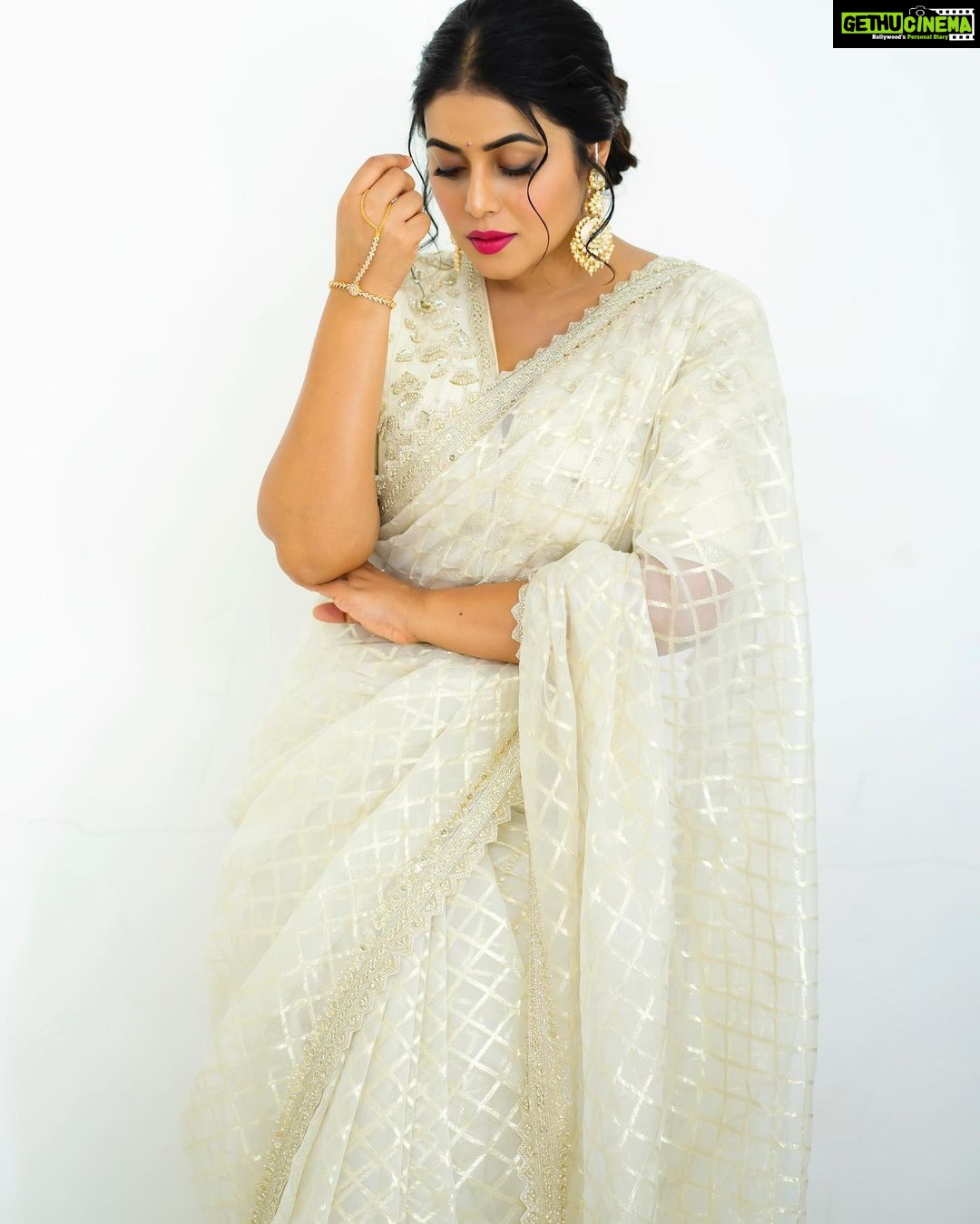 Shamna Kasim Instagram - Shine like the whole universe is yours….. Styled by: @impriyankasahajananda Outfit: @labelnurvi Accessories: @kushalsfashionjewellery Photography: @ravi_cross_clickx Final edit: @v_capturesphotography Hairstylist: @hairstylist_srinivas Personal staff: @pranay_kohli #styledbypriyankasahajananda #lovemyjob #lovemyself ❤️🧿