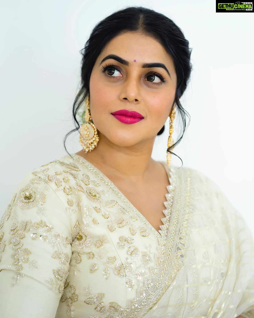 Shamna Kasim Instagram - Shine like the whole universe is yours….. Styled by: @impriyankasahajananda Outfit: @labelnurvi Accessories: @kushalsfashionjewellery Photography: @ravi_cross_clickx Final edit: @v_capturesphotography Hairstylist: @hairstylist_srinivas Personal staff: @pranay_kohli #styledbypriyankasahajananda #lovemyjob #lovemyself ❤️🧿