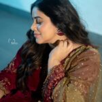 Shamna Kasim Instagram - Love beautifully and dream passionately…. Costume: @jazaashdesignstudio Pics: @v_capturesphotography Jewelry: @minimore.in Hairstylist: @hairartistpoojagupta Personal staff: @pranay_kohli @etvtelugu2708 @etvwin #dheepremierleague #lovemyjob 🧿