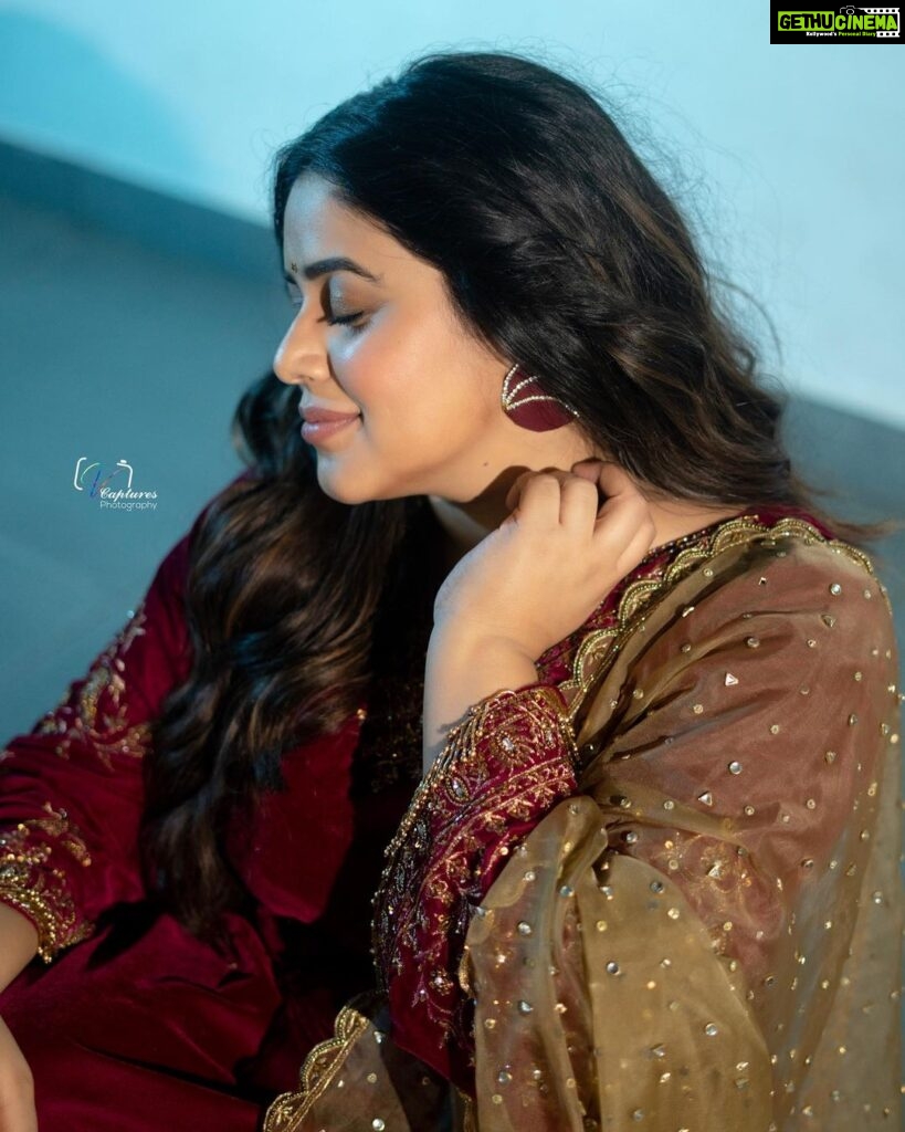 Shamna Kasim Instagram - Love beautifully and dream passionately…. Costume: @jazaashdesignstudio Pics: @v_capturesphotography Jewelry: @minimore.in Hairstylist: @hairartistpoojagupta Personal staff: @pranay_kohli @etvtelugu2708 @etvwin #dheepremierleague #lovemyjob 🧿