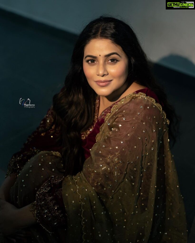 Shamna Kasim Instagram - Love beautifully and dream passionately…. Costume: @jazaashdesignstudio Pics: @v_capturesphotography Jewelry: @minimore.in Hairstylist: @hairartistpoojagupta Personal staff: @pranay_kohli @etvtelugu2708 @etvwin #dheepremierleague #lovemyjob 🧿